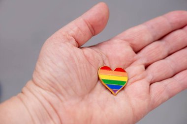 Geniş yelpazeli ürünleri olan modern perakende mağazası, Telefon, tablet ve aksesuar satış ofisi, aygıtlar ve elektronik aletler için teknik onarım ofisi, masalar ve monitörler 