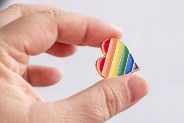 Geniş yelpazeli ürünleri olan modern perakende mağazası, Telefon, tablet ve aksesuar satış ofisi, aygıtlar ve elektronik aletler için teknik onarım ofisi, masalar ve monitörler 