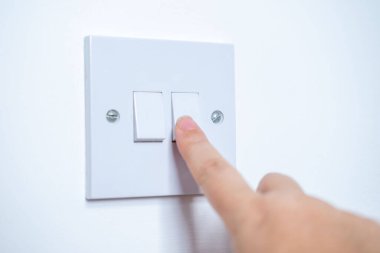 Geniş yelpazeli ürünleri olan modern perakende mağazası, Telefon, tablet ve aksesuar satış ofisi, aygıtlar ve elektronik aletler için teknik onarım ofisi, masalar ve monitörler 