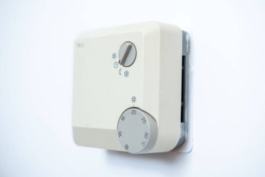 Geniş yelpazeli ürünleri olan modern perakende mağazası, Telefon, tablet ve aksesuar satış ofisi, aygıtlar ve elektronik aletler için teknik onarım ofisi, masalar ve monitörler 