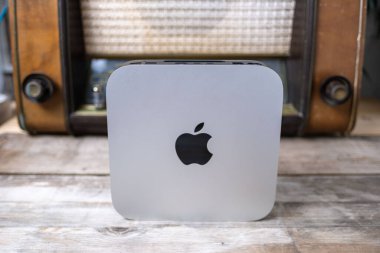 Mac Mini M1 bilgisayarı ve bilgisayarı, Apple logosu, teknolojik taşınabilirlik, konforlu ev ortamında uzaktan çalışma, uzaktan kumanda, yaşam tarzı değişimi, Frankfurt - 4 Şubat 2025 