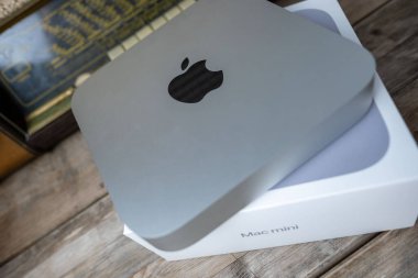 Mac Mini M1 bilgisayarı ve bilgisayarı, Apple logosu, teknolojik taşınabilirlik, konforlu ev ortamında uzaktan çalışma, uzaktan kumanda, yaşam tarzı değişimi, Frankfurt - 4 Şubat 2025 