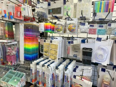 Mac Mini M1 bilgisayarı ve bilgisayarı, Apple logosu, teknolojik taşınabilirlik, konforlu ev ortamında uzaktan çalışma, uzaktan kumanda, yaşam tarzı değişimi, Frankfurt - 4 Şubat 2025 