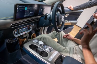 Taksiyoldaki modern yolcu jeti, Alman Lufthansa uçağı, havaalanı operasyonları, Frankfurt Havaalanı pisti altyapısı, hava ulaşımı, uçuş hazırlığı, seyahat endüstrisi, Frankfurt - 21 Mart 2024 