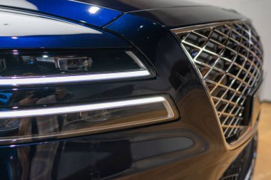 Taksiyoldaki modern yolcu jeti, Alman Lufthansa uçağı, havaalanı operasyonları, Frankfurt Havaalanı pisti altyapısı, hava ulaşımı, uçuş hazırlığı, seyahat endüstrisi, Frankfurt - 21 Mart 2024 