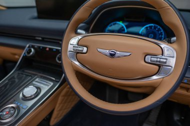 Taksiyoldaki modern yolcu jeti, Alman Lufthansa uçağı, havaalanı operasyonları, Frankfurt Havaalanı pisti altyapısı, hava ulaşımı, uçuş hazırlığı, seyahat endüstrisi, Frankfurt - 21 Mart 2024 