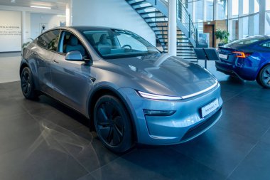 Taksiyoldaki modern yolcu jeti, Alman Lufthansa uçağı, havaalanı operasyonları, Frankfurt Havaalanı pisti altyapısı, hava ulaşımı, uçuş hazırlığı, seyahat endüstrisi, Frankfurt - 21 Mart 2024 