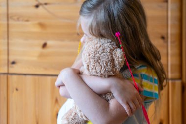 Siyah elbiseli genç Latin dansçı Cha-cha-cha dans adımları çalışıyor, ritim ve tarz salsa ve merengue öğreniyor, sanat ritmi, vücut duruşu, dans ederek sanatını ifade eden çocuk. 