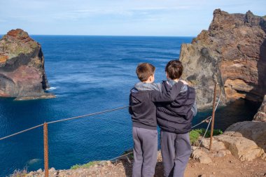Denizde yüzen iki çocuk, mavi şişme salda sürükleniyorlar, açık denizde kaza yapıyorlar, şişme bot denizde daha da uzağa sürükleniyor, güçlü akıntıyla, su güvenliğiyle. 