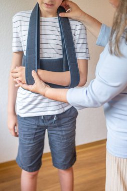 Mavi ceketli genç çocuk, mahcup olmuş ergen yüzü, duygusal tepki facepalm, büyüyen korkular, umutsuzluk ya da utanç, değişimleri yansıtan değişiklikler, ergenlik, hormonlar ve yeni sorumluluklar. 