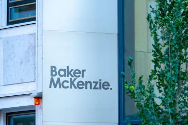 Tanınmış hukuk firması Baker McKenzie, yasal ve finansal uzmanlık merkezi, Modern ofis binası girişi, Almanya Frankfurt 'ta profesyonel iş - 30 Haziran 2025 