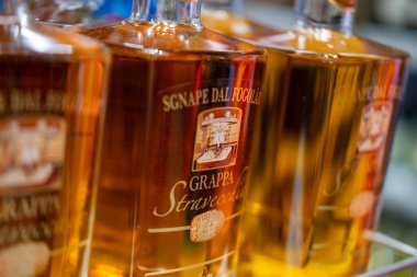 Tanınmış hukuk firması Baker McKenzie, yasal ve finansal uzmanlık merkezi, Modern ofis binası girişi, Almanya Frankfurt 'ta profesyonel iş - 30 Haziran 2025 