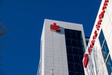 Tanınmış hukuk firması Baker McKenzie, yasal ve finansal uzmanlık merkezi, Modern ofis binası girişi, Almanya Frankfurt 'ta profesyonel iş - 30 Haziran 2025 