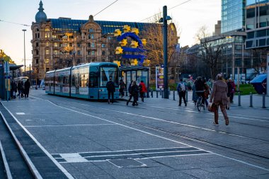 Tanınmış hukuk firması Baker McKenzie, yasal ve finansal uzmanlık merkezi, Modern ofis binası girişi, Almanya Frankfurt 'ta profesyonel iş - 30 Haziran 2025 