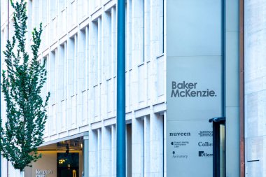 Tanınmış hukuk firması Baker McKenzie, yasal ve finansal uzmanlık merkezi, Modern ofis binası girişi, Almanya Frankfurt 'ta profesyonel iş - 30 Haziran 2025 