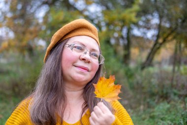 Kadın, el ele köprücük kemikleri ve dcolletage, cilt kırışıklıkları, çiller ve benler, yaşla ilgili deri değişiklikleri, estetik enjeksiyon kozmetolojisi, bakım yaşlanmayı önleyici prosedürler. 