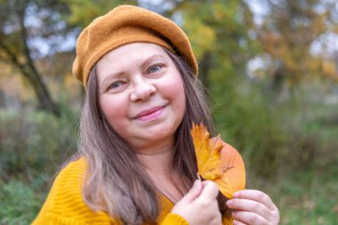 Kadın, el ele köprücük kemikleri ve dcolletage, cilt kırışıklıkları, çiller ve benler, yaşla ilgili deri değişiklikleri, estetik enjeksiyon kozmetolojisi, bakım yaşlanmayı önleyici prosedürler. 