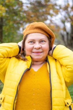 Kadın, el ele köprücük kemikleri ve dcolletage, cilt kırışıklıkları, çiller ve benler, yaşla ilgili deri değişiklikleri, estetik enjeksiyon kozmetolojisi, bakım yaşlanmayı önleyici prosedürler. 