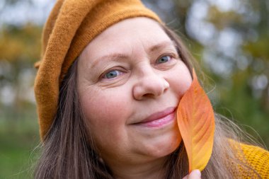 Kadın, el ele köprücük kemikleri ve dcolletage, cilt kırışıklıkları, çiller ve benler, yaşla ilgili deri değişiklikleri, estetik enjeksiyon kozmetolojisi, bakım yaşlanmayı önleyici prosedürler. 