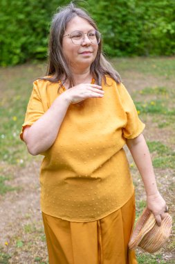 Kadın, el ele köprücük kemikleri ve dcolletage, cilt kırışıklıkları, çiller ve benler, yaşla ilgili deri değişiklikleri, estetik enjeksiyon kozmetolojisi, bakım yaşlanmayı önleyici prosedürler. 