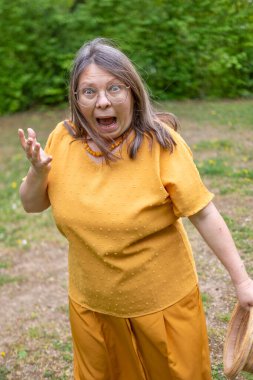 Kadın, el ele köprücük kemikleri ve dcolletage, cilt kırışıklıkları, çiller ve benler, yaşla ilgili deri değişiklikleri, estetik enjeksiyon kozmetolojisi, bakım yaşlanmayı önleyici prosedürler. 