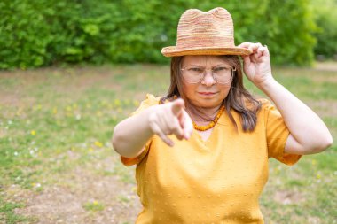 Kadın, el ele köprücük kemikleri ve dcolletage, cilt kırışıklıkları, çiller ve benler, yaşla ilgili deri değişiklikleri, estetik enjeksiyon kozmetolojisi, bakım yaşlanmayı önleyici prosedürler. 