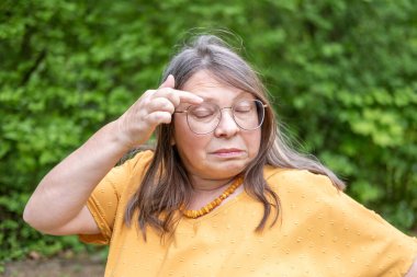 Kadın, el ele köprücük kemikleri ve dcolletage, cilt kırışıklıkları, çiller ve benler, yaşla ilgili deri değişiklikleri, estetik enjeksiyon kozmetolojisi, bakım yaşlanmayı önleyici prosedürler. 