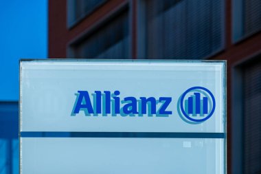 Atılmış büyük piller, uygun pil geri dönüşümü ve imhası, sorunlu elektronik atıkların vurgulanması, atık güç hücreleri, çevresel kaygılar, Yeşil Girişim, Frankfurt, Almanya - 4 Temmuz 2025 