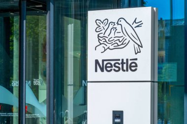 Atılmış büyük piller, uygun pil geri dönüşümü ve imhası, sorunlu elektronik atıkların vurgulanması, atık güç hücreleri, çevresel kaygılar, Yeşil Girişim, Frankfurt, Almanya - 4 Temmuz 2025 