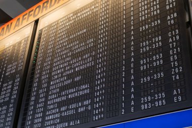 Atılmış büyük piller, uygun pil geri dönüşümü ve imhası, sorunlu elektronik atıkların vurgulanması, atık güç hücreleri, çevresel kaygılar, Yeşil Girişim, Frankfurt, Almanya - 4 Temmuz 2025 