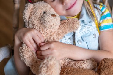 Çekici 5 yaşındaki sarışın kız, canlı kırmızı elbiseli dansçı Latin dans figürleri sergiliyor. Yetenek, enerji, ritim, güven, kendini ifade etme ve sanata erken adanmışlık, dans dersleri veriyor. 