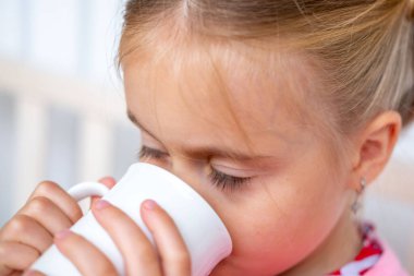 Çekici 5 yaşındaki sarışın kız, canlı kırmızı elbiseli dansçı Latin dans figürleri sergiliyor. Yetenek, enerji, ritim, güven, kendini ifade etme ve sanata erken adanmışlık, dans dersleri veriyor. 