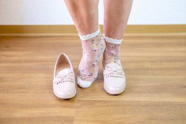 Kadın bacakları yakın, rahat ayakkabılar, şık çoraplar, kişisel bakım, kişisel bakım, konfor ve tarz arasında, ayak rahatlığı ve moda, günlük rutin