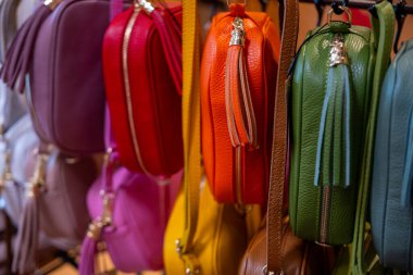 Sergide asılı renkli deri çantalar, moda aksesuarları, şık küçük çantalar, her kıyafet için mükemmel, renkli çantalar, perakende terapisi...