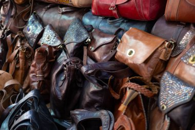 Renkli deriden yapılmış el yapımı Fas çantaları, geleneksel yerel çarşıda satılık mallar, hikaye mirası ve otantik doğu zanaatı, sanatsal kültür Fas