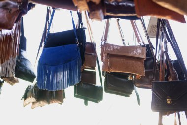 Renkli deriden yapılmış el yapımı Fas çantaları, geleneksel yerel çarşıda satılık mallar, hikaye mirası ve otantik doğu zanaatı, sanatsal kültür Fas