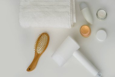 Modern beyaz saç kurutma makinesi, hijyen malzemeleri, güzellik aletleri ve aksesuarlar taze, temiz görünüm için, günlük şımartma için kişisel bakım ürünleri, sağlık ve kişisel bakım, tam bir saç bakımı ve güzellik rutini için gerekli şeyler.