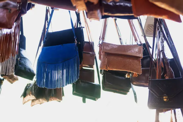 Renkli deriden yapılmış el yapımı Fas çantaları, geleneksel yerel çarşıda satılık mallar, hikaye mirası ve otantik doğu zanaatı, sanatsal kültür Fas