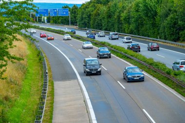 Arka plan tamamen elektrikli Cupra Tavascan, İspanyol kompakt transsover SEAT, platform Volkswagen ID.5, inovasyon e-Boost işlevsellik otomotiv endüstrisi, Berlin, Almanya - 6 Ağustos 2024 