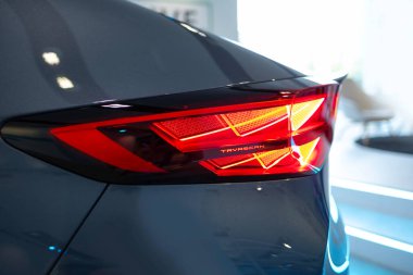 Arka plan tamamen elektrikli Cupra Tavascan, İspanyol kompakt transsover SEAT, platform Volkswagen ID.5, inovasyon e-Boost işlevsellik otomotiv endüstrisi, Berlin, Almanya - 6 Ağustos 2024 