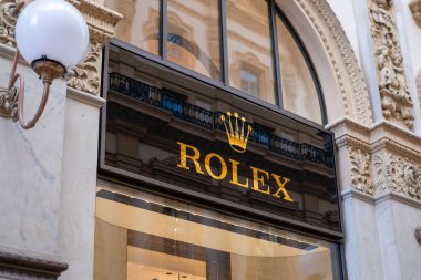Lüks Rolex mağazasının dış görünüşü, zarif markalaşma, altın logo, lüks alışveriş, miras mimarisi, özel saat butiği, klasik mimari, tasarımcı kıyafeti, Milan, İtalya - 21 Mayıs 2025