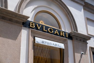 Milano 'nun prestijli alışveriş bölgesindeki Bvlgari lüks mağazası, üst düzey mücevherler ve İtalyan tasarımı Galleria Vittorio Emanuele II, Milan, İtalya - 21 Mayıs 2025