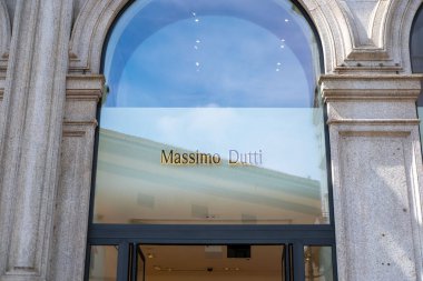 Milano 'nun prestijli alışveriş bölgesinde moda butiği Massimo Dutti, Galleria Vittorio Emanuele II' de ünlü lüks İspanyol moda markası, Milan, İtalya - 21 Mayıs 2025