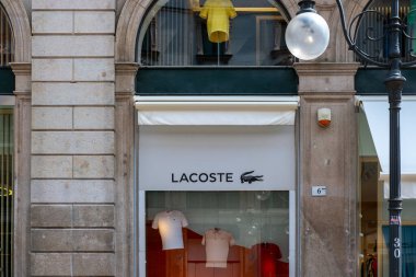 Milano 'nun prestijli alışveriş bölgesinde moda Lacoste butiği, Galleria Vittorio Emanuele II' de ünlü lüks Fransız spor moda markası, Milan, İtalya - 21 Mayıs 2025
