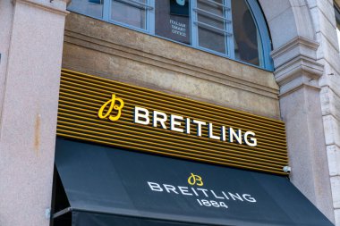 Milan 'ın prestijli alışveriş bölgesinde moda Breitling butiği, ünlü lüks saatler, Galleria Vittorio Emanuele II, Milan, İtalya - 21 Mayıs 2025