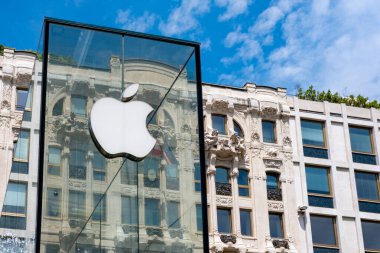 Şeffaf cam mağaza logosu, iPhone, iMac şirket markalaşması, modern marka, teknoloji markalaşması, kentsel çevre, Milan, İtalya - 21 Mayıs 2025