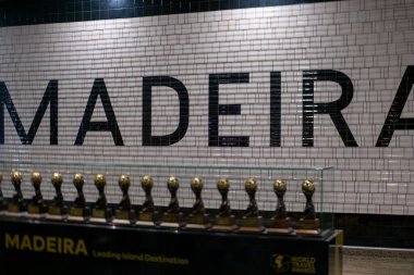 Funchal havaalanında MADEIRA tabelası, Madeira Havaalanı, Cristiano Ronaldo 'nun futbol başarıları, Futbol kupaları efsanesi Ronaldo, en iyi seyahat yeri, Madeira, Portekiz - 1 Ocak 2025