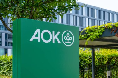 Yeşil AOK logosu Alman kamu sağlık ve sosyal güvenlik sistemi, modern şirket binası Avrupa sağlık sigortası, güven ve istikrar, Ludwigshafen, Almanya - 14 Haziran 2025