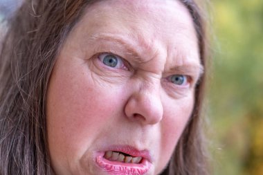 Menopozlu kadın yüksek tansiyon, yüksek tansiyon, hipertansiyon krizi, hormonal dengesizlik, dolaşım sistemi, şiddetli migren, kardiyovasküler sağlık 