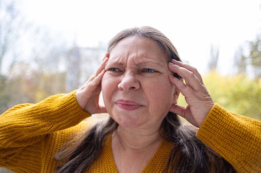 Menopozlu kadın yüksek tansiyon, yüksek tansiyon, hipertansiyon krizi, hormonal dengesizlik, dolaşım sistemi, şiddetli migren, kardiyovasküler sağlık 